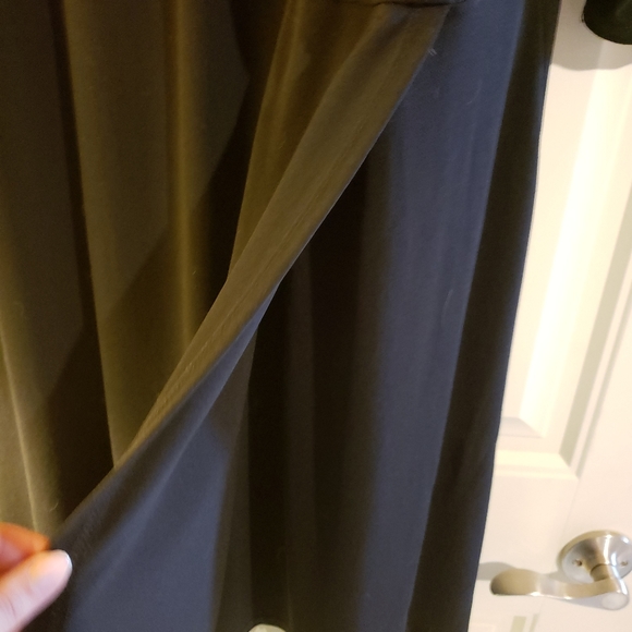 Pennington's black dress - Picture 2 of 4